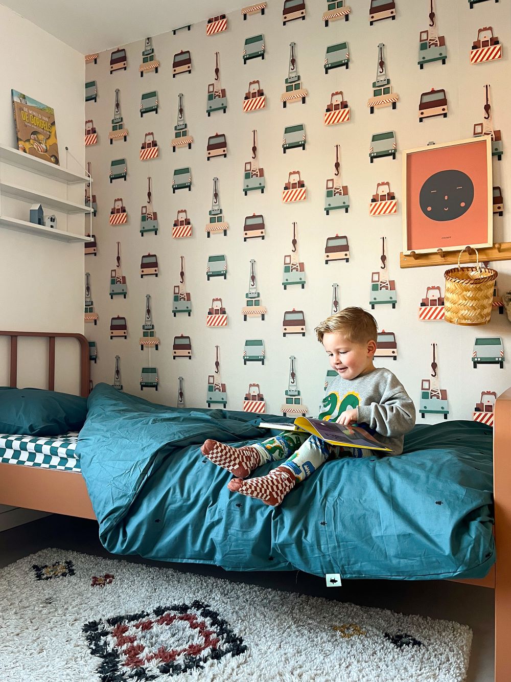 Studio Ditte behang voor de kinderkamer kraanwagens lichtgrijs
