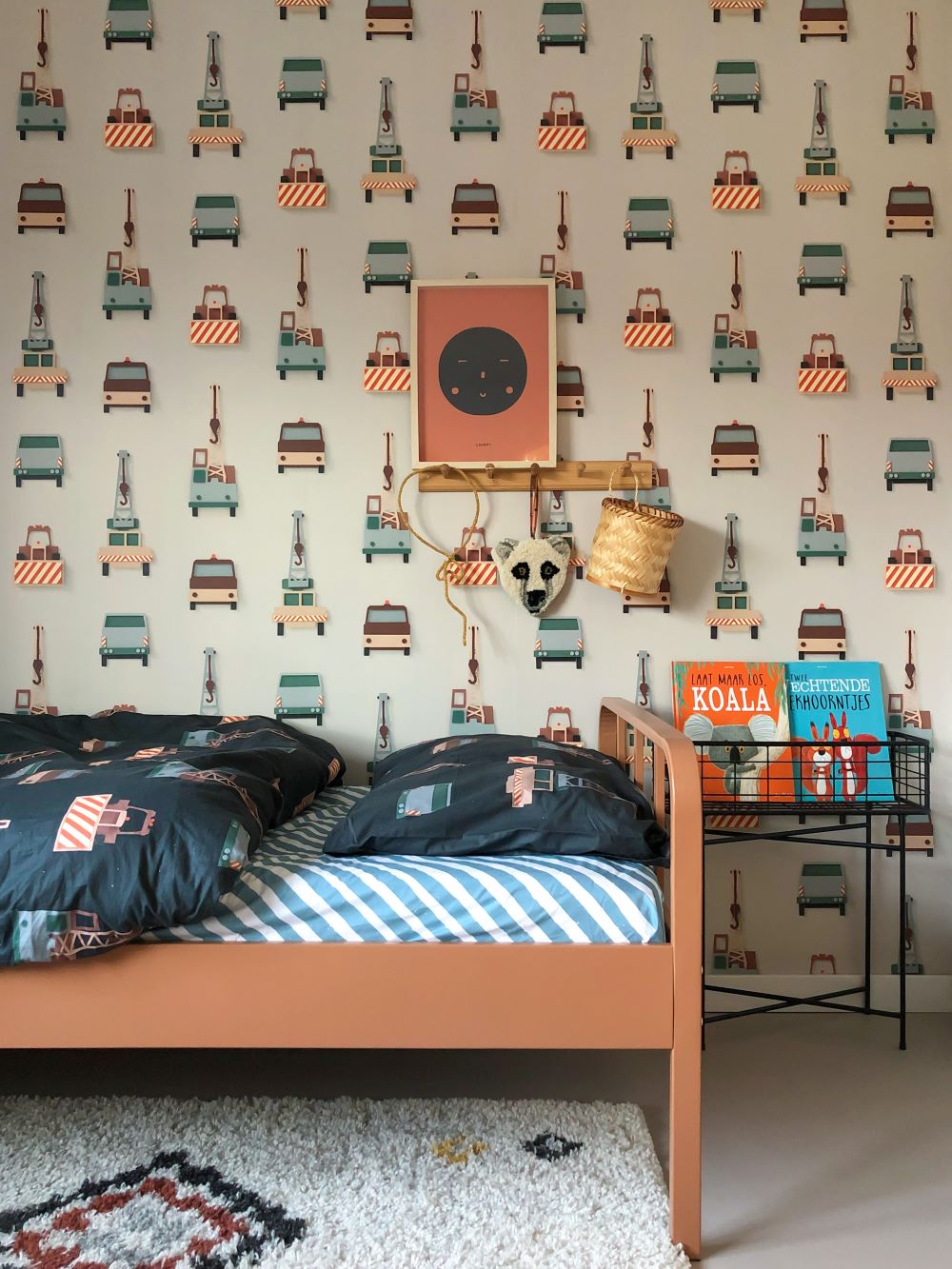Studio Ditte behang voor de kinderkamer kraanwagens lichtgrijs