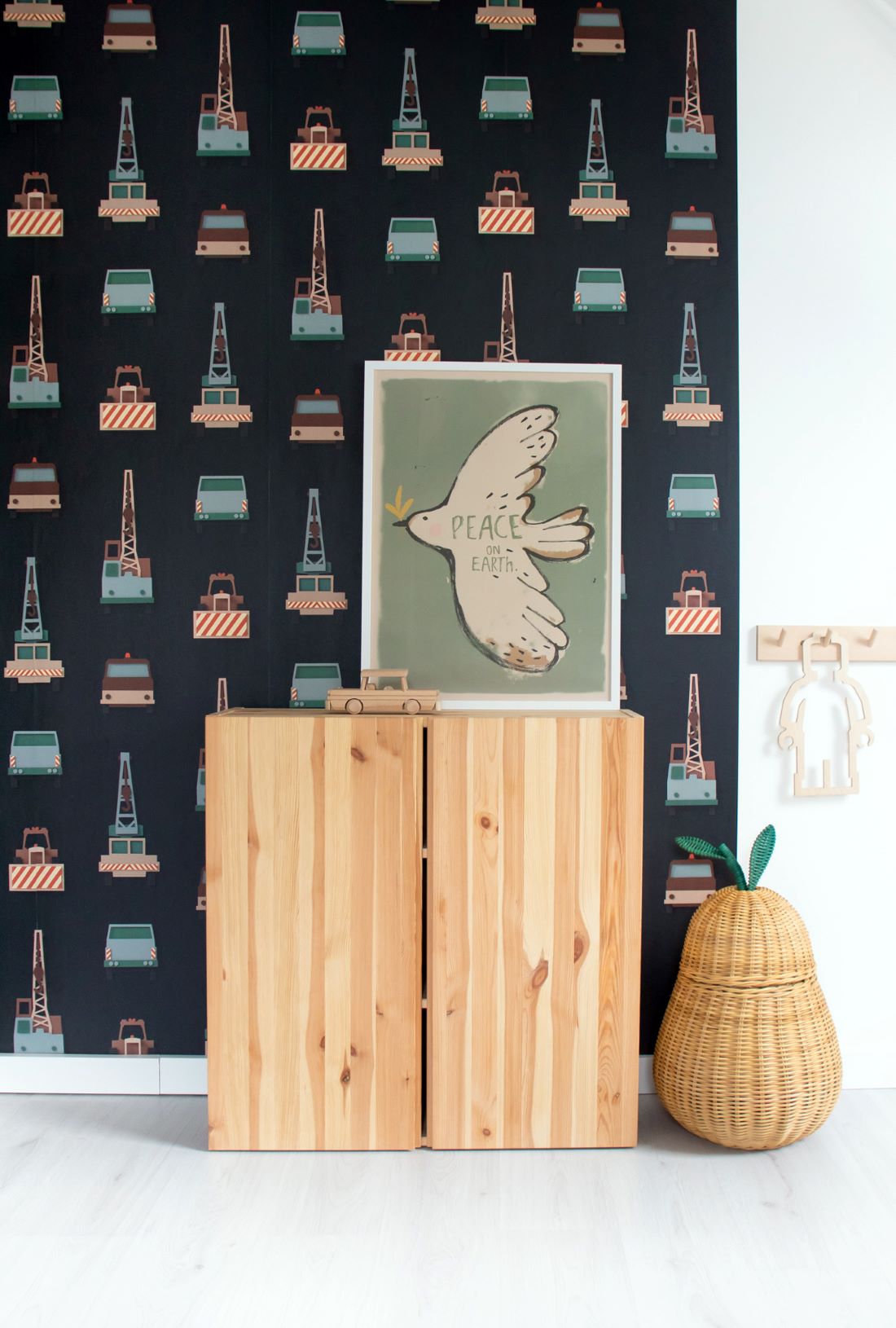 Studio Ditte behang voor de kinderkamer kraanwagens donker