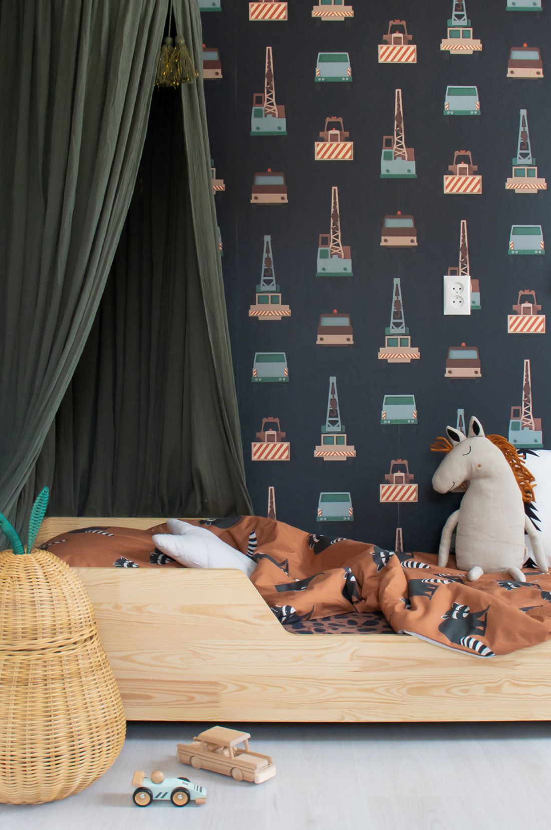 Studio Ditte behang voor de kinderkamer kraanwagens donker