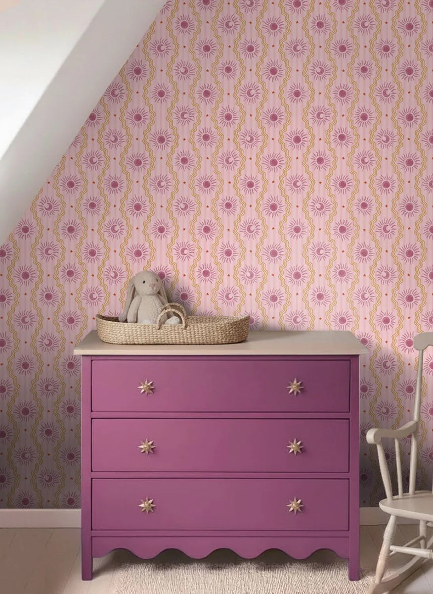 131712 ESTAhome retro ornamenten behang voor meisjeskamer stepen golven sterren manen zonnen roze paars