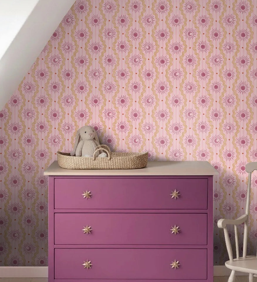 131712 ESTAhome retro ornamenten behang voor meisjeskamer stepen golven sterren manen zonnen roze paars