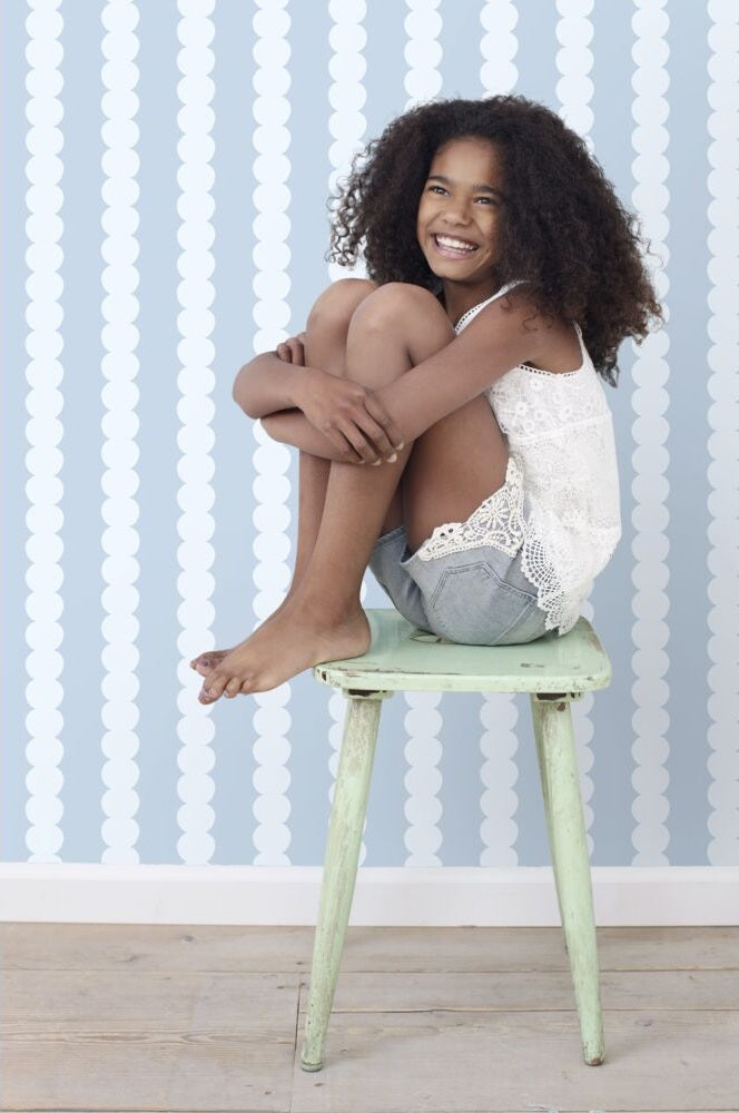 ESTAhome grafische strepen behang voor de kinderkamer jongenskamer meisjeskamer tienerkamer lichtblauw 131743