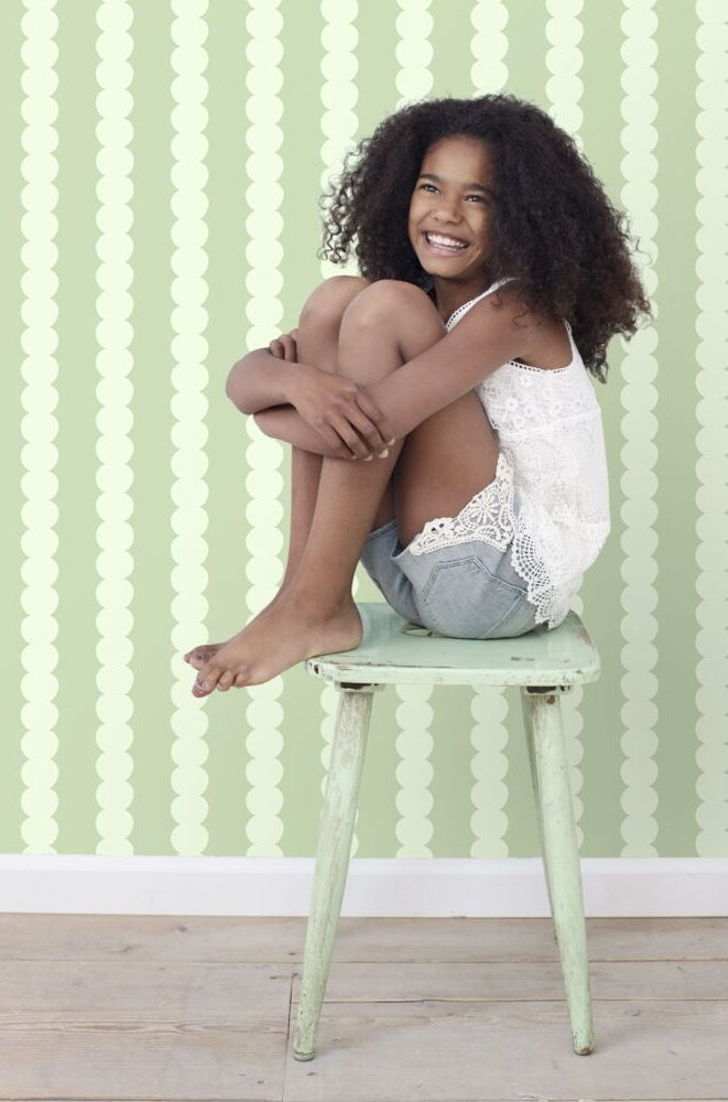 ESTAhome grafische strepen behang voor de kinderkamer jongenskamer meisjeskamer tienerkamer lichtgroen 131744