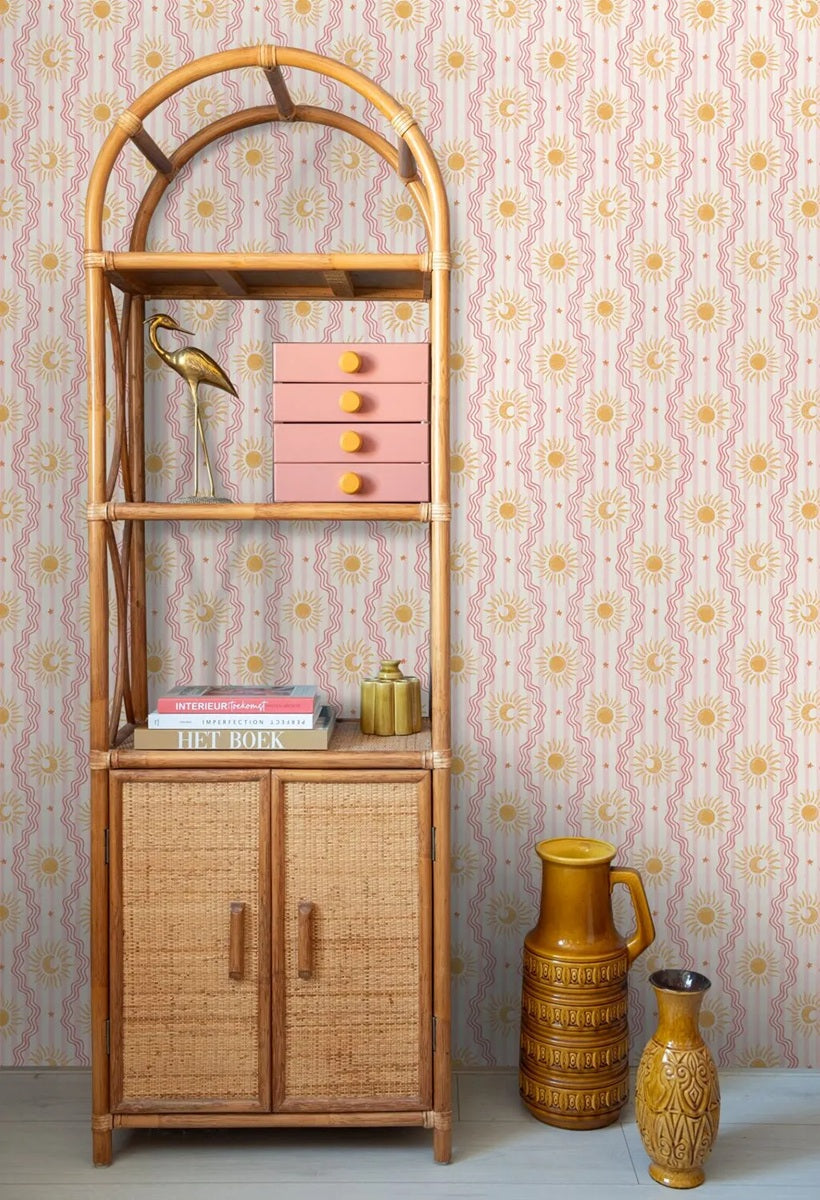132018 ESTAhome retro ornamenten behang voor meisjeskamer stepen golven sterren manen zonnen roze geel rood
