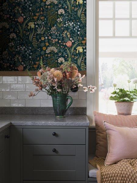Blomsterhav behang van Borastapeter voor meisjeskamer en tienerkamer donkerblauw met kleuren 2055