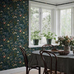 Blomsterhav behang van Borastapeter voor meisjeskamer en tienerkamer donkerblauw met kleuren 2055