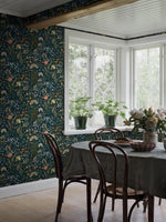Blomsterhav behang van Borastapeter voor meisjeskamer en tienerkamer donkerblauw met kleuren 2055