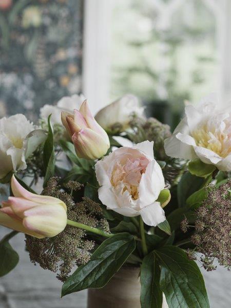 Blomsterhav behang van Borastapeter voor meisjeskamer en tienerkamer donkerblauw met kleuren 2055