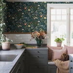 Blomsterhav behang van Borastapeter voor meisjeskamer en tienerkamer donkerblauw met kleuren 2055