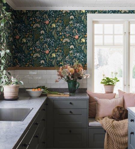 Blomsterhav behang van Borastapeter voor meisjeskamer en tienerkamer donkerblauw met kleuren 2055
