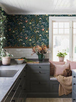 Blomsterhav behang van Borastapeter voor meisjeskamer en tienerkamer donkerblauw met kleuren 2055