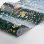 Blomsterhav behang van Borastapeter voor meisjeskamer en tienerkamer donkerblauw met kleuren 2055
