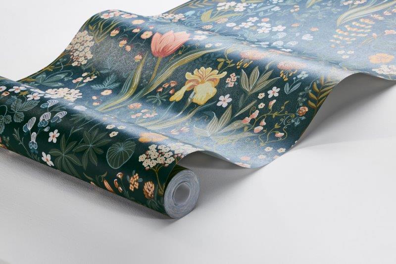 Blomsterhav behang van Borastapeter voor meisjeskamer en tienerkamer donkerblauw met kleuren 2055