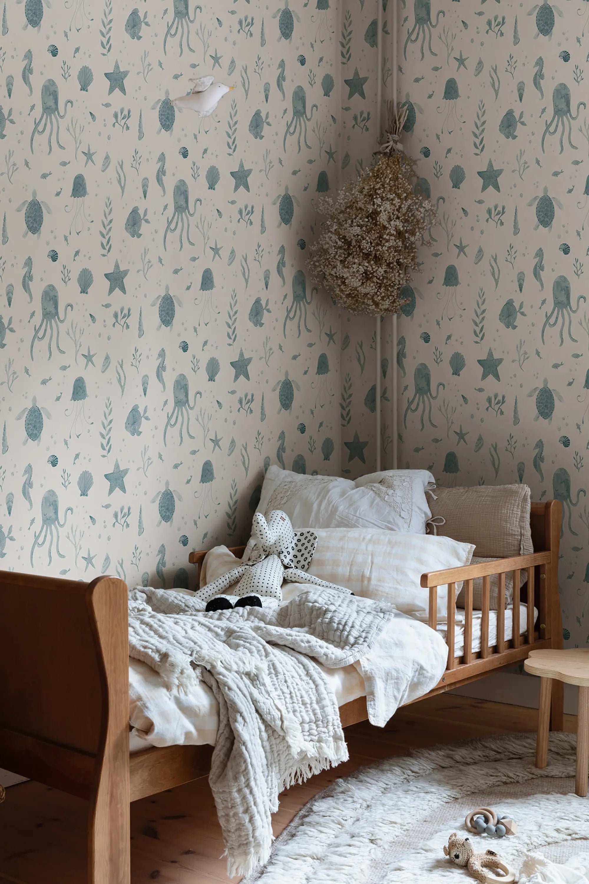 Zeedieren behang Della van Sandberg voor kinderkamer met vissen, kwallen, schildpadden. Leuk voor een jongenskamer, meisjeskamer, neutrale kinderkamer en babykamer. Ocean Blue blauw 243-36