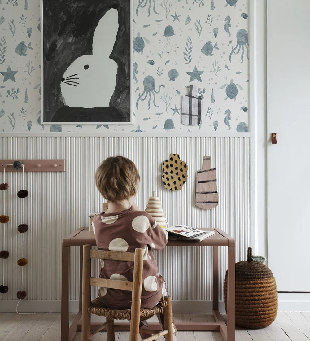 Zeedieren behang Della van Sandberg voor kinderkamer met vissen, kwallen, schildpadden. Leuk voor een jongenskamer, meisjeskamer, neutrale kinderkamer en babykamer. Ocean Blue blauw 243-36