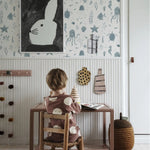 Zeedieren behang Della van Sandberg voor kinderkamer met vissen, kwallen, schildpadden. Leuk voor een jongenskamer, meisjeskamer, neutrale kinderkamer en babykamer. Ocean Blue blauw 243-36