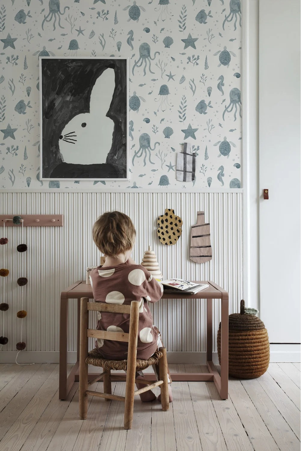 Zeedieren behang Della van Sandberg voor kinderkamer met vissen, kwallen, schildpadden. Leuk voor een jongenskamer, meisjeskamer, neutrale kinderkamer en babykamer. Ocean Blue blauw 243-36
