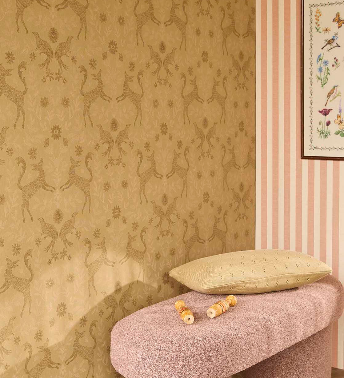 Eijffinger dieren behang voor de kinderkamer meisjeskamer babykamer tiny treausures oker roze 363111