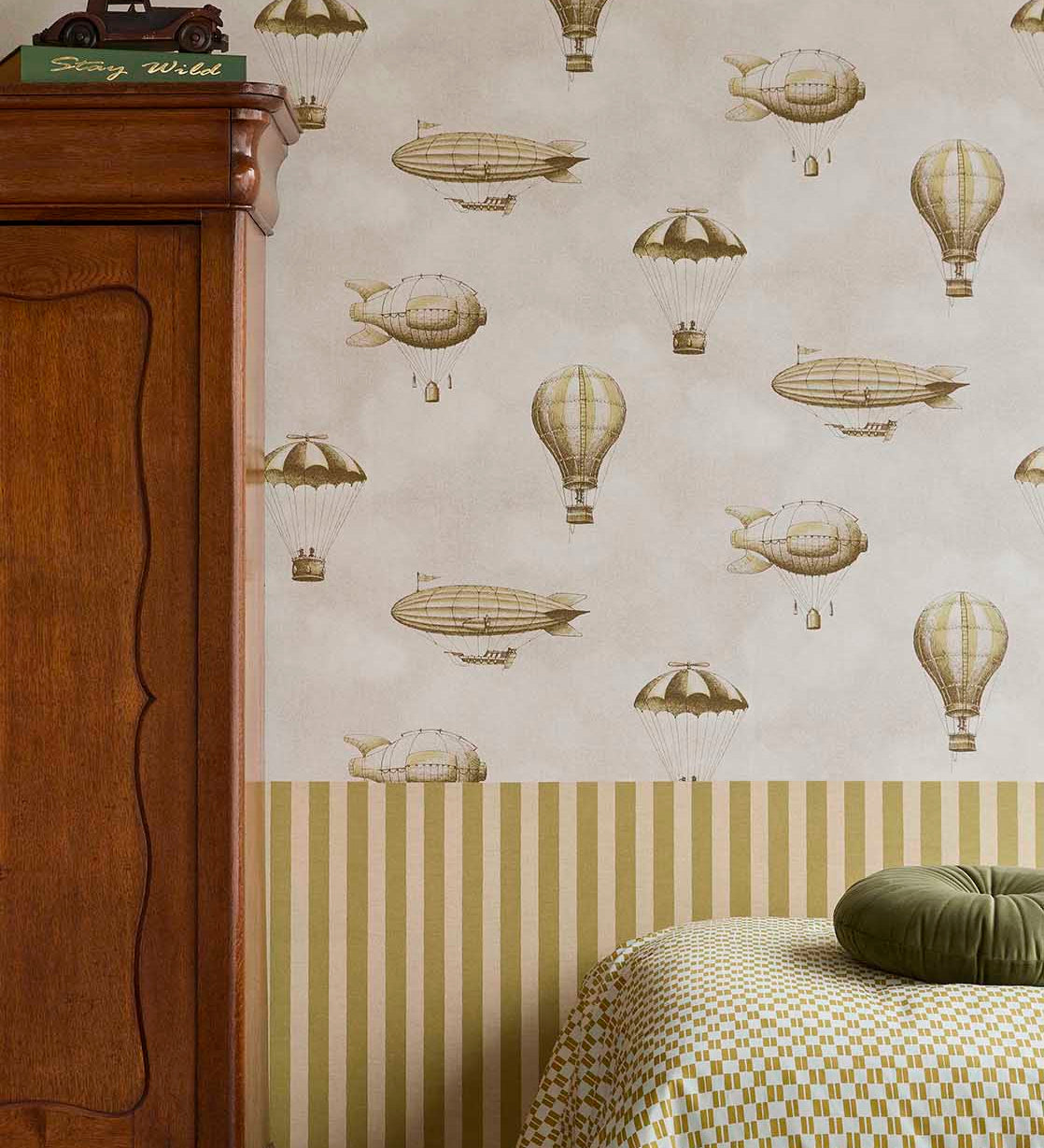 Eijffinger behang kinderkamer tiny treasures luchtballonnen en zeppelins voor jongenskamer en babykamer 363123 beige
