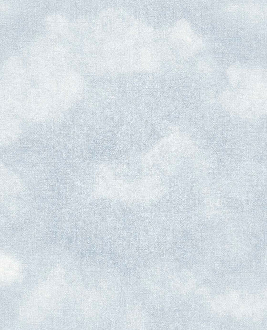 Het mooie Wolken behang van Eijffinger uit de Tiny Treasures collectie is een perfecte basis voor een zachte en neutrale kinderkamer of babykamer.
