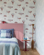 Het mooie Wolken behang van Eijffinger uit de Tiny Treasures collectie is een perfecte basis voor een zachte en neutrale kinderkamer of babykamer.