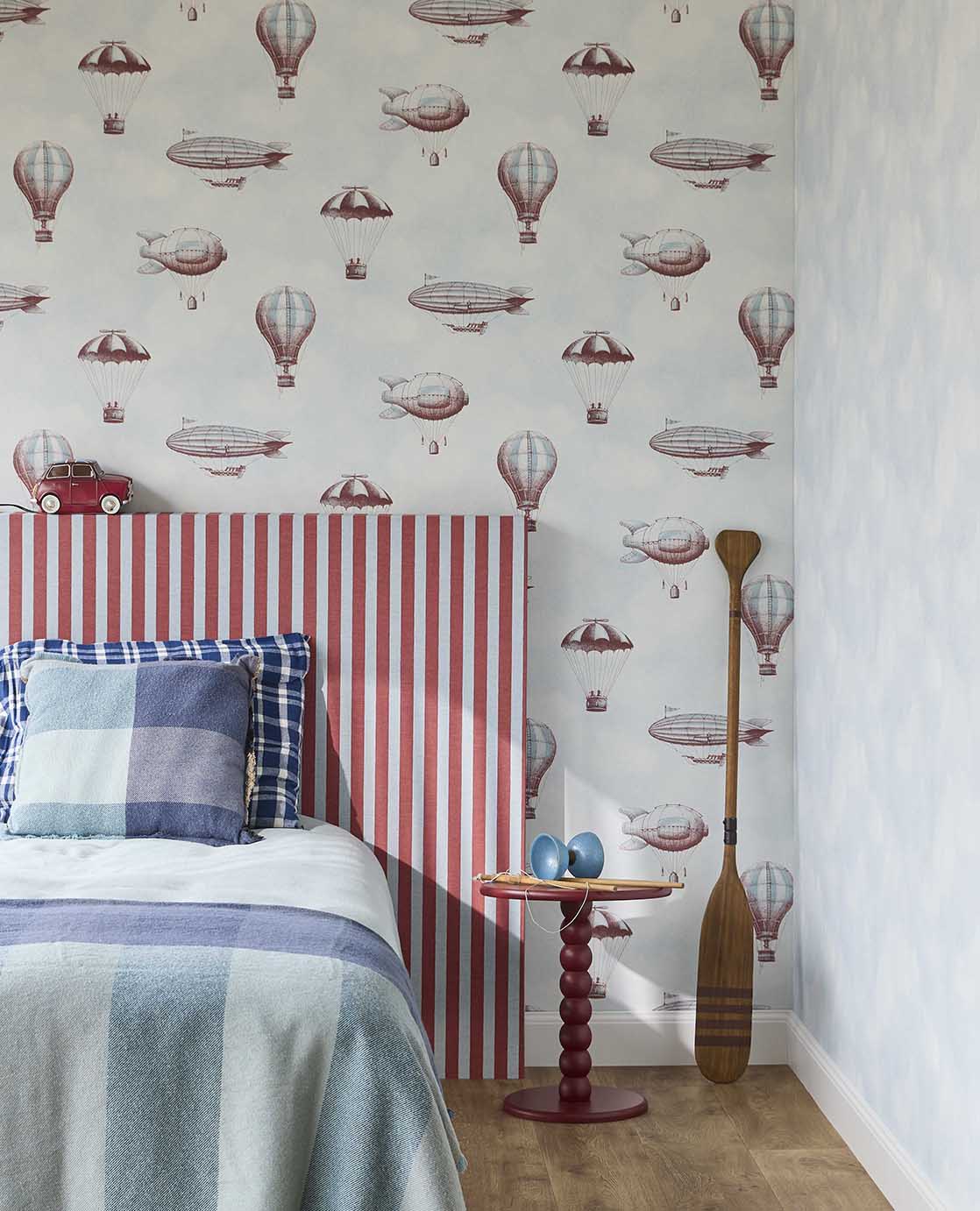 Het mooie Wolken behang van Eijffinger uit de Tiny Treasures collectie is een perfecte basis voor een zachte en neutrale kinderkamer of babykamer.
