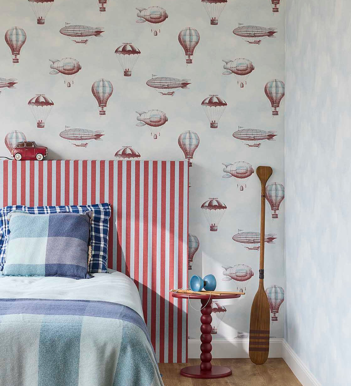 Strepen behang kinderkamer Eijffinger Tiny Treasures babykamer jongenskamer rood lichtblauw 363154