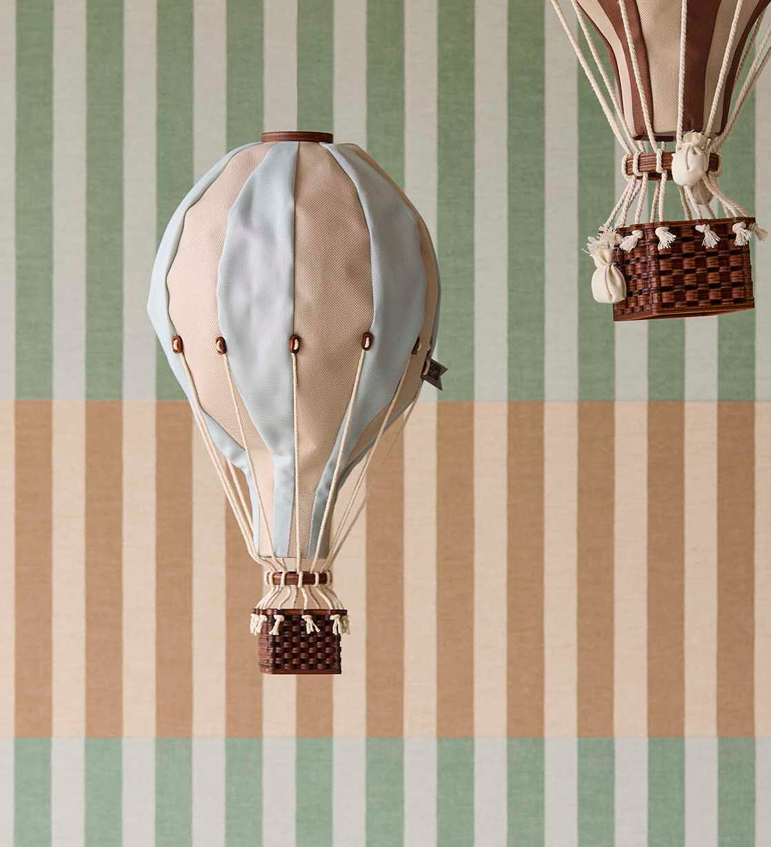Strepen behang kinderkamer Eijffinger Tiny Treasures babykamer jongenskamer donkergroen beige 363157