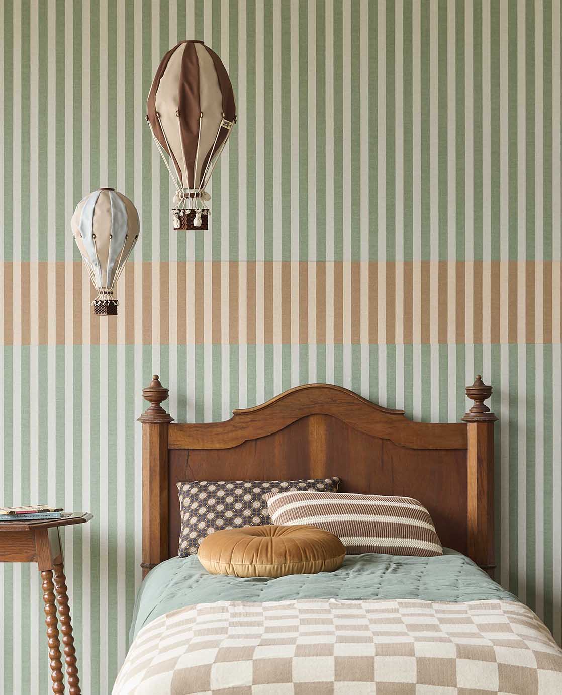 Strepen behang kinderkamer Eijffinger Tiny Treasures babykamer jongenskamer donkergroen beige 363157