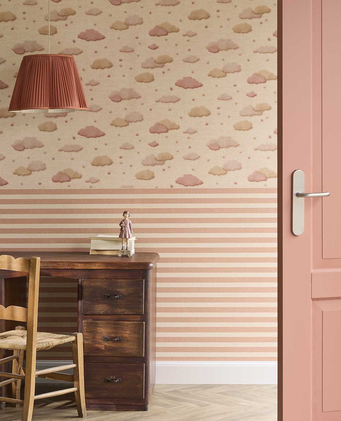 Eijffinger Tiny Treasures wolken behang voor de kinderkamer meisjeskamer babykamer terra roze 363162