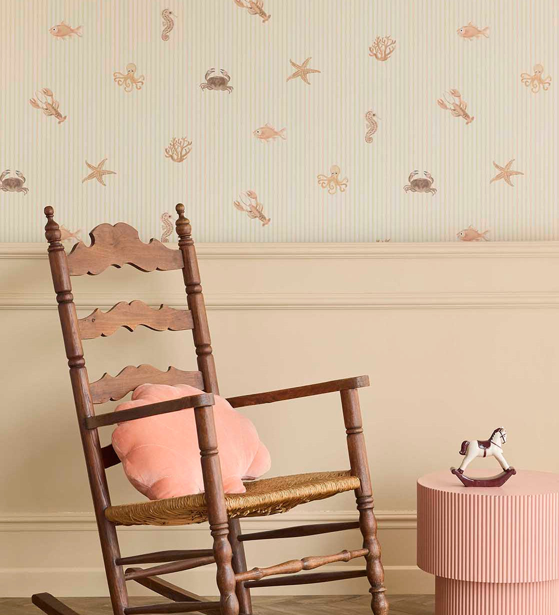 Eijffinger Tiny Treasures strepen behang met zeedieren voor de kinderkamer jongenskamer meisjeskamer beige 363170