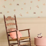 Eijffinger Tiny Treasures strepen behang met zeedieren voor de kinderkamer jongenskamer meisjeskamer beige 363170