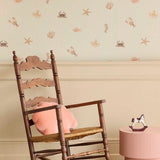 Eijffinger Tiny Treasures strepen behang met zeedieren voor de kinderkamer jongenskamer meisjeskamer beige 363170