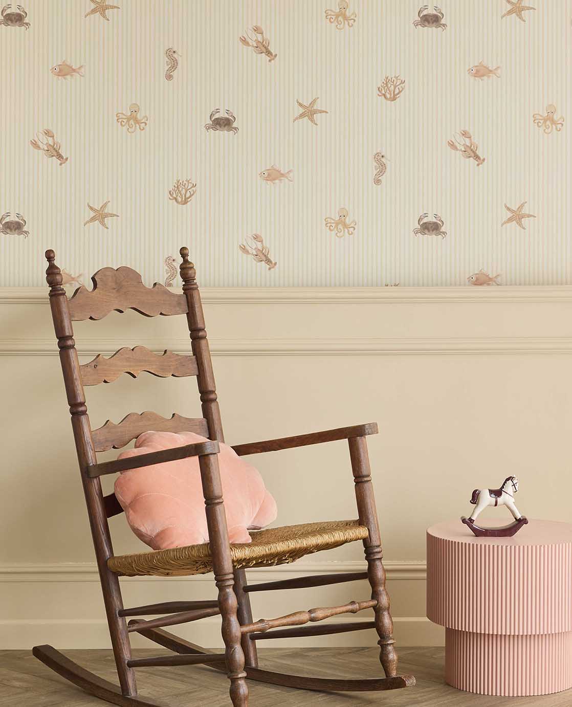 Eijffinger Tiny Treasures strepen behang met zeedieren voor de kinderkamer jongenskamer meisjeskamer beige 363170