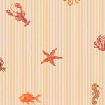 Eijffinger Tiny Treasures strepen behang met zeedieren voor de kinderkamer jongenskamer meisjeskamer warm geel oranje 363171