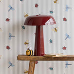 Eijffinger Tiny Treasures strepen behang met insecten voor de kinderkamer jongenskamer meisjeskamer lichtblauw 363181