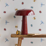 Eijffinger Tiny Treasures strepen behang met insecten voor de kinderkamer jongenskamer meisjeskamer lichtblauw 363181