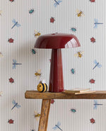 Eijffinger Tiny Treasures strepen behang met insecten voor de kinderkamer jongenskamer meisjeskamer lichtblauw 363181