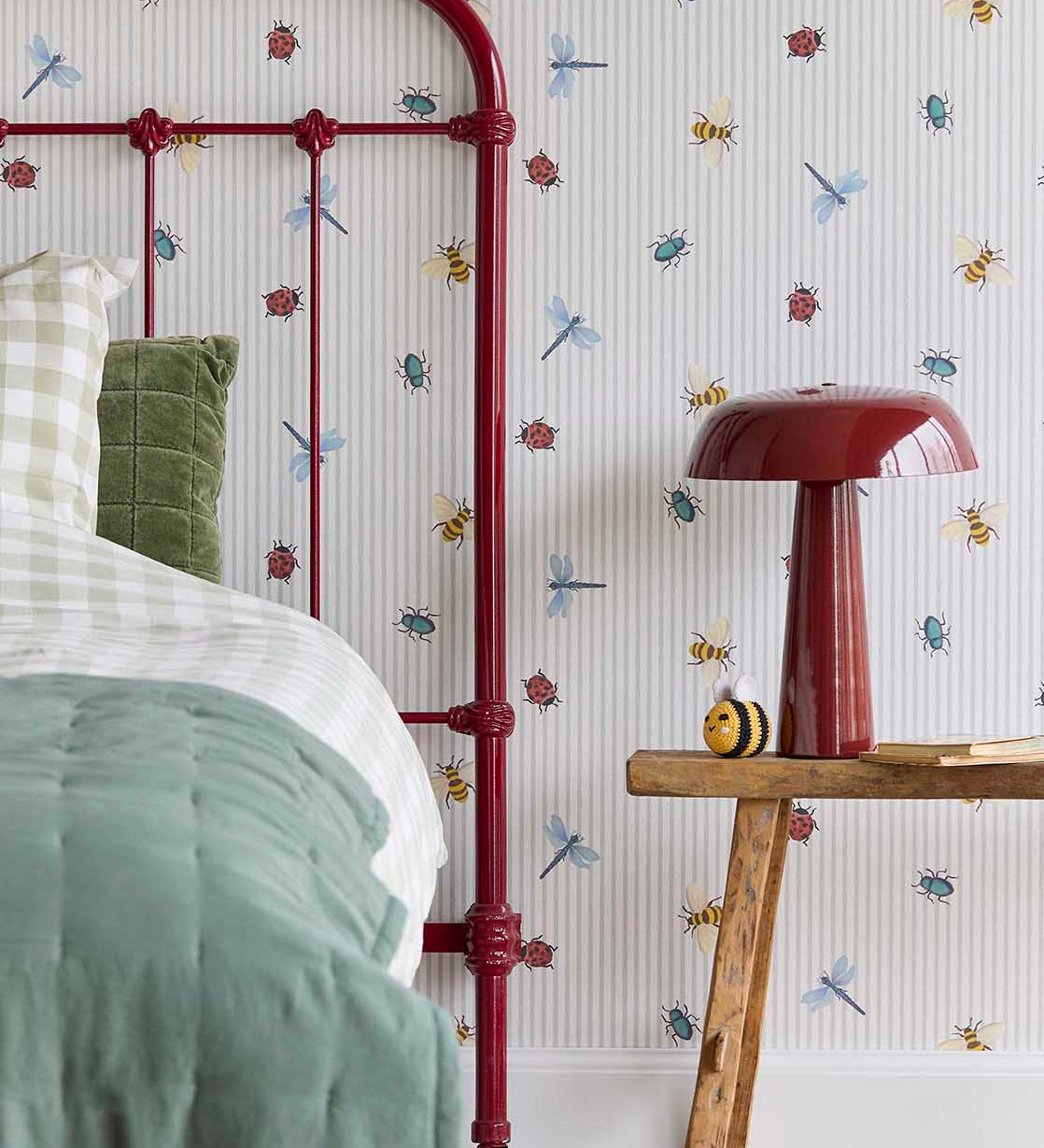 Eijffinger Tiny Treasures strepen behang met insecten voor de kinderkamer jongenskamer meisjeskamer lichtblauw 363181