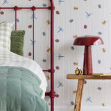 Eijffinger Tiny Treasures strepen behang met insecten voor de kinderkamer jongenskamer meisjeskamer lichtblauw 363181