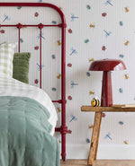 Eijffinger Tiny Treasures strepen behang met insecten voor de kinderkamer jongenskamer meisjeskamer lichtblauw 363181