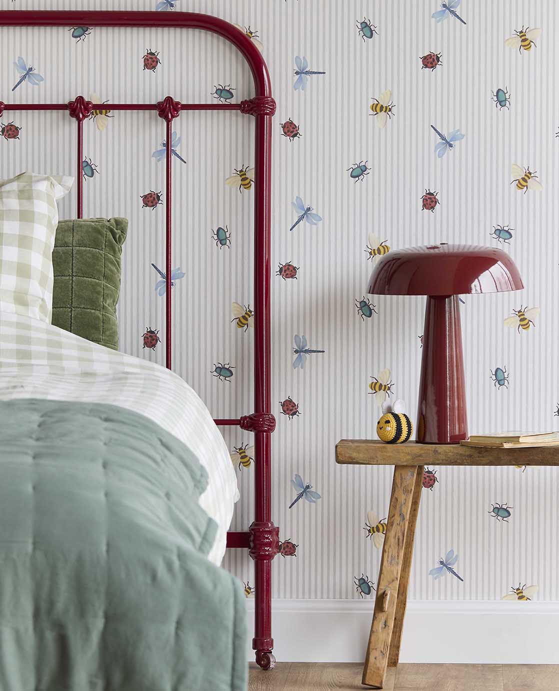 Eijffinger Tiny Treasures strepen behang met insecten voor de kinderkamer jongenskamer meisjeskamer lichtblauw 363181