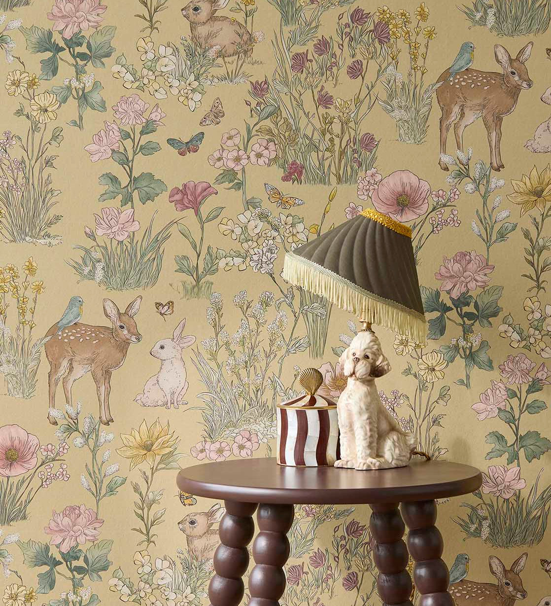 Bosdieren behang meisjeskamer eijffinger tiny treasures kinderbehang 363192 zacht okergeel