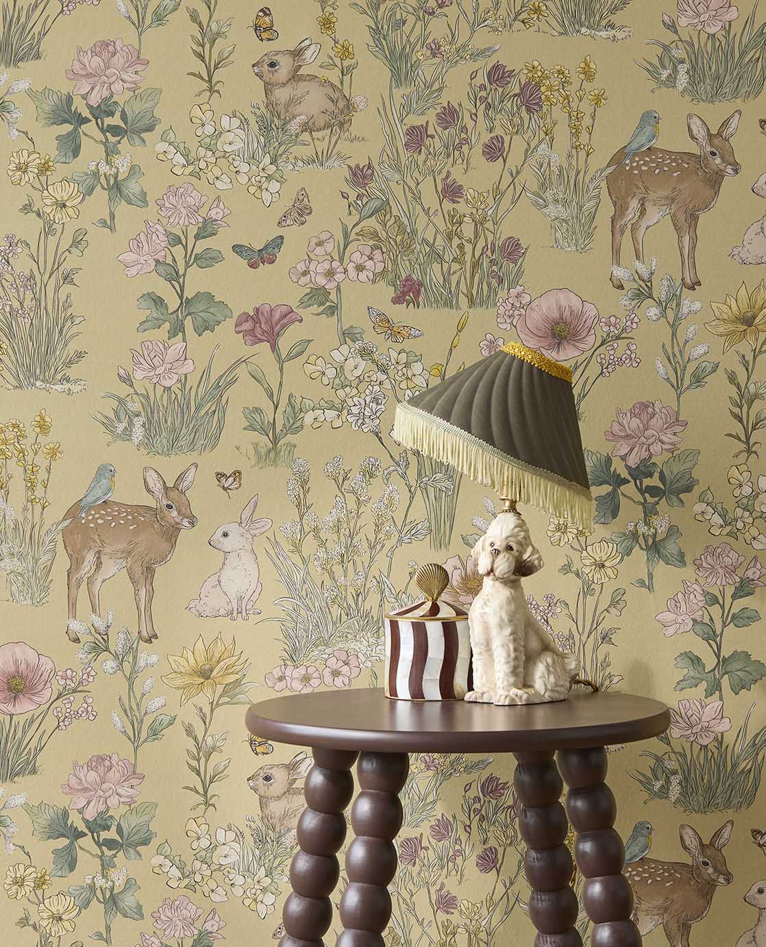 Bosdieren behang meisjeskamer eijffinger tiny treasures kinderbehang 363192 zacht okergeel