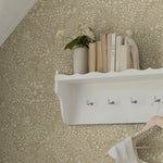 Midbec Siv bladeren en bloemen behang voor de babykamer of meisjeskamer lichtbruin nougat 48002