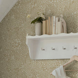 Midbec Siv bladeren en bloemen behang voor de babykamer of meisjeskamer lichtbruin nougat 48002