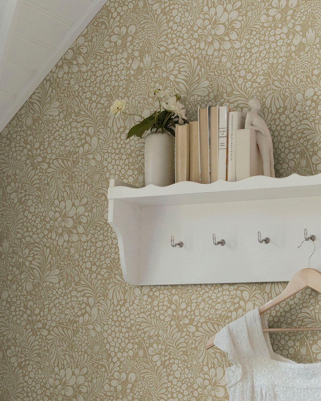 Midbec Siv bladeren en bloemen behang voor de babykamer of meisjeskamer lichtbruin nougat 48002