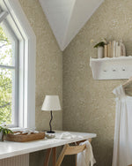 Midbec Siv bladeren en bloemen behang voor de babykamer of meisjeskamer lichtbruin nougat 48002