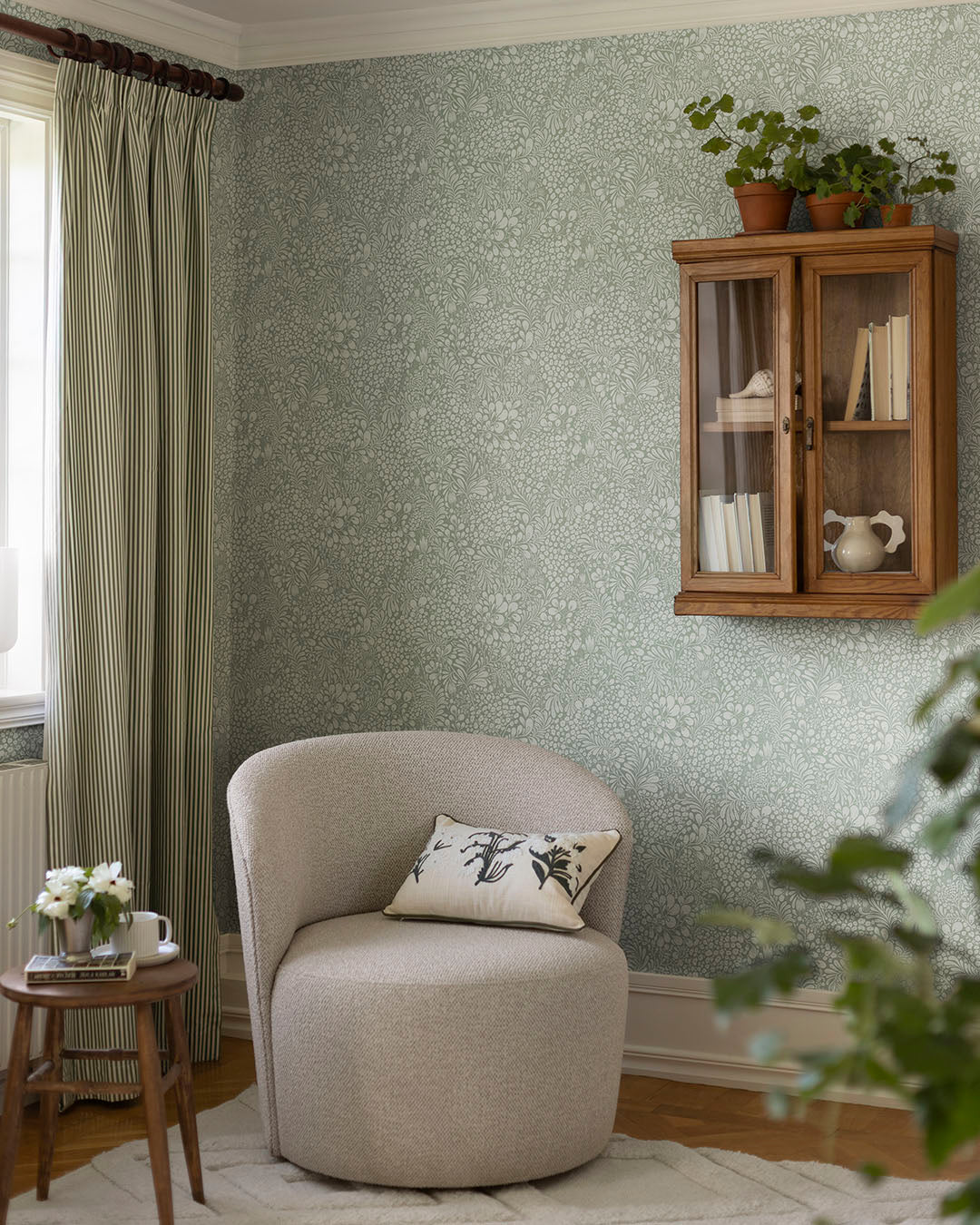 Midbec Siv bladeren en bloemen behang voor de babykamer of meisjeskamer blauw 48004